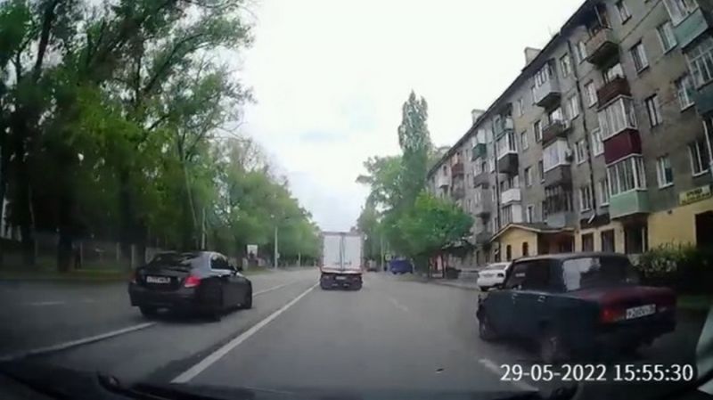 На видео попал лихач, вылетевший на встречку на оживлённой дороге в Воронеже
