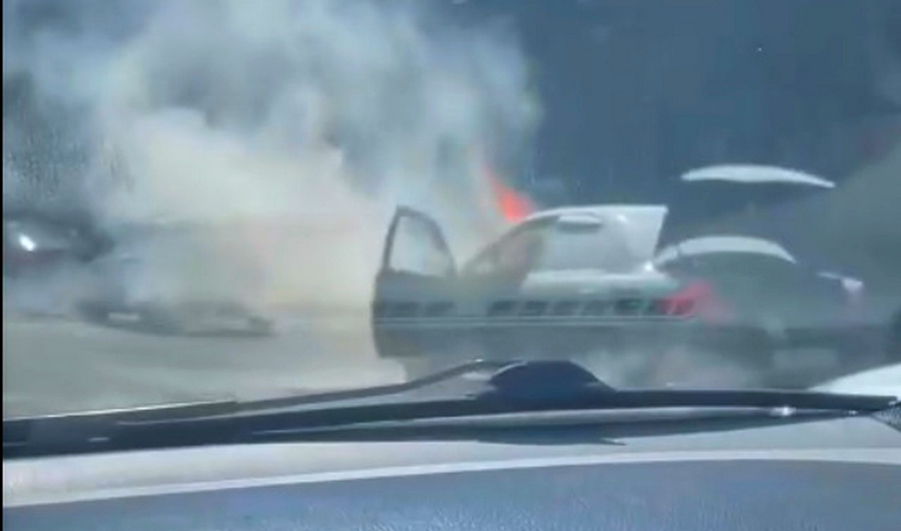 Загоревшуюся машину в центре Воронежа сняли на видео