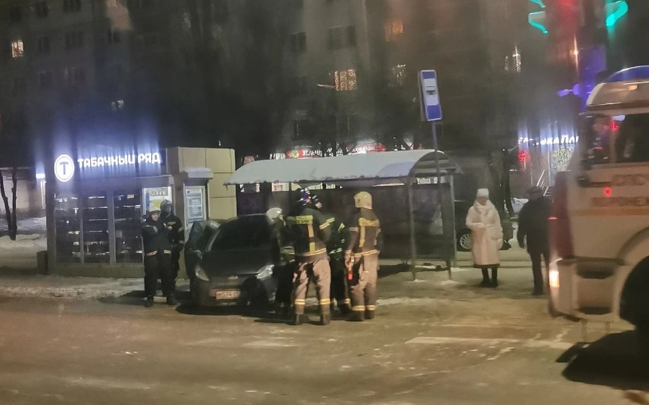 Автомобиль влетел в остановку в Воронеже на ул. Лизюкова 