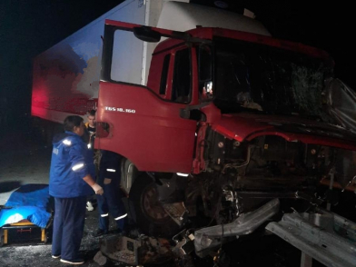 Водитель сильно пострадал в лобовом столкновении двух грузовиков под Воронежем