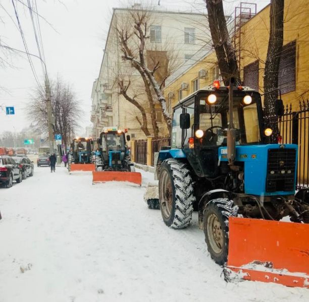 В Воронеже продолжают убирать беспрерывно идущий снег