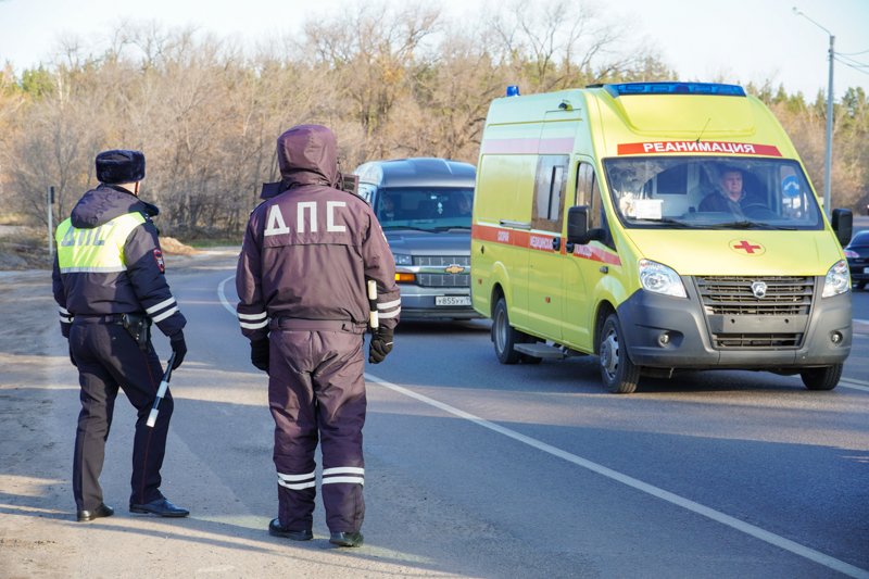 В Воронеже сотрудники ДПС спасли жизнь окровавленному прохожему 