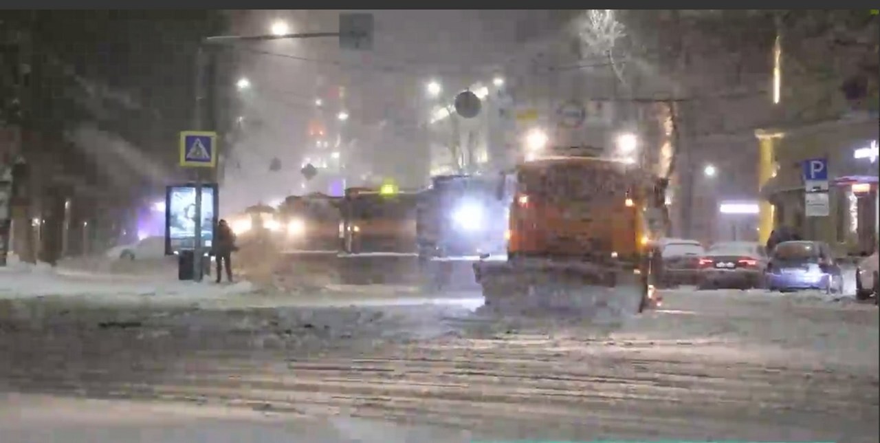 На видео показали, как идёт уборка воронежских улиц от снега