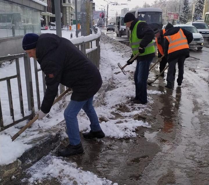  В Воронеже из-за снегопада коммунальщики перешли на круглосуточный режим работы