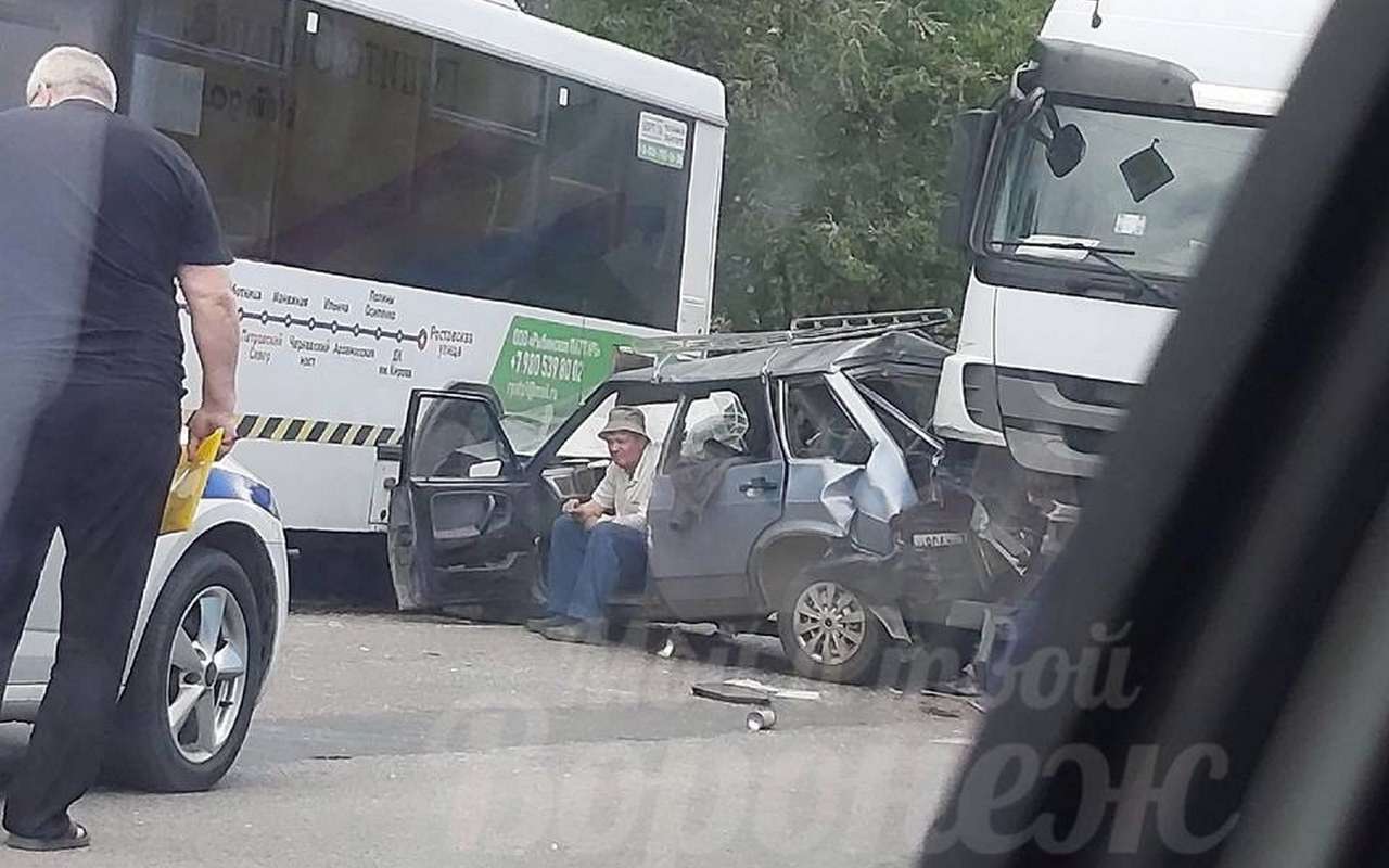 Маршрутный автобус, легковушка и грузовик попали в ДТП в Воронеже