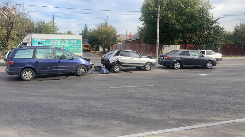 «Форд» въехал в стоящий из-за аварии ВАЗ в Воронеже