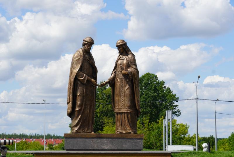 В Воронеже открыли памятник святым князю Петру и княгине Февронии Муромским