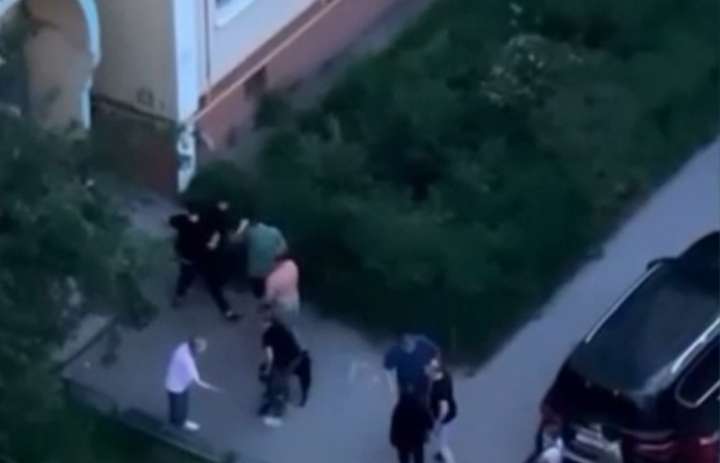 В Воронеже массовую драку во дворе многоэтажки сняли на видео