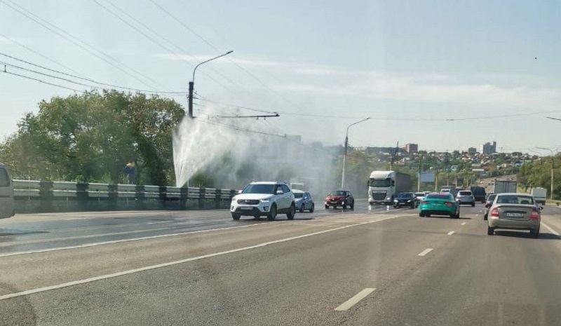 На ВоГРЭСовском мосту в Воронеже забил огромный фонтан из-за прорыва трубы