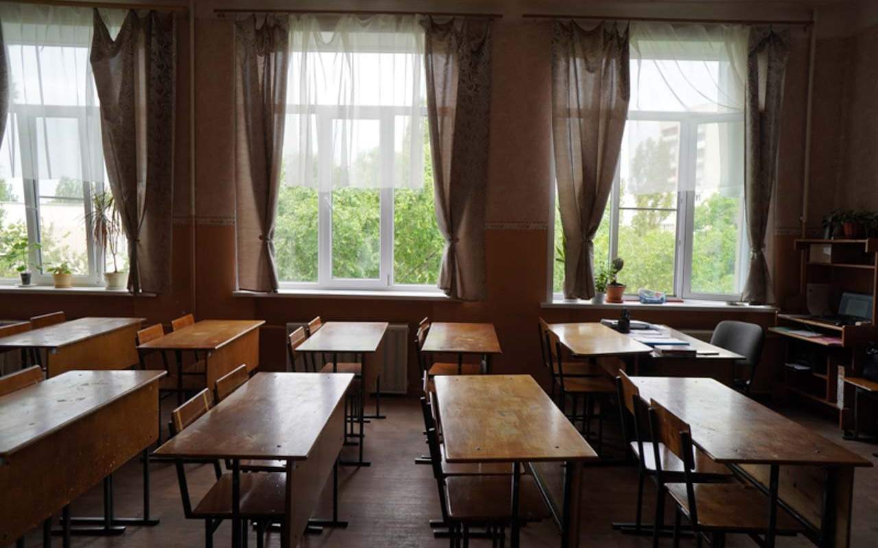 Защитной пленкой оклеят часть окон в школах Воронежа
