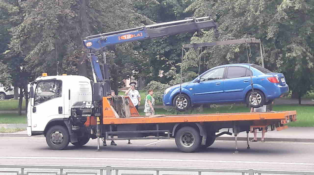 В центре Воронежа с улицы эвакуировали мешавшую движению «Шкоду»