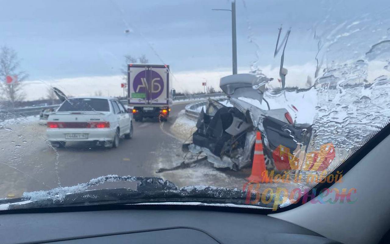 В районе аэропорта Воронеж пополам разорвало автомобиль Subaru