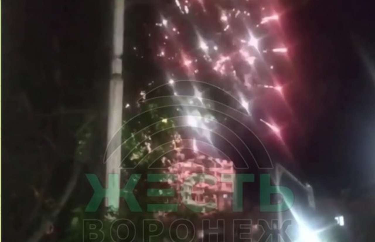 В день ракетной атаки на Севастополь и теракта в Дагестане возле ТЦ «Галерея Чижова» в Воронеже запустили салют
