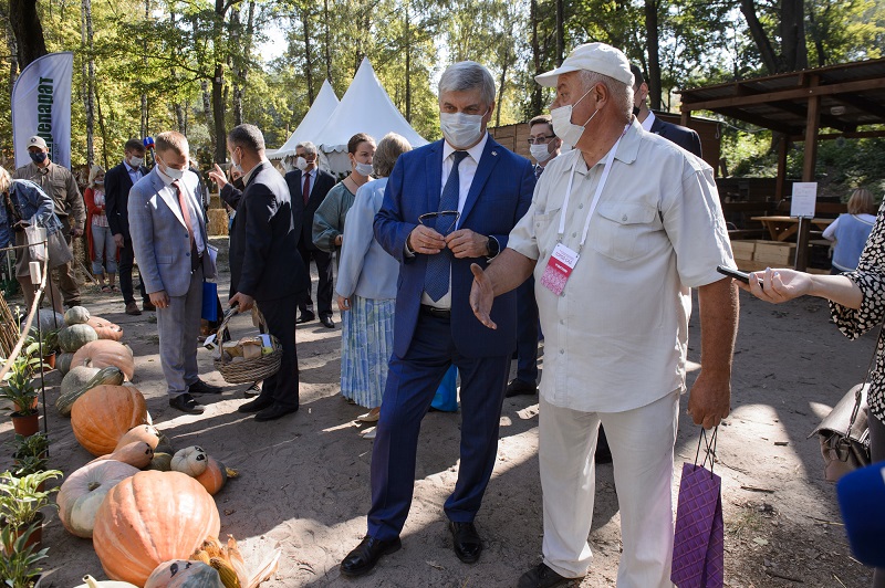 Воронежский губернатор открыл фестиваль «Город-сад» и покачался на качелях 