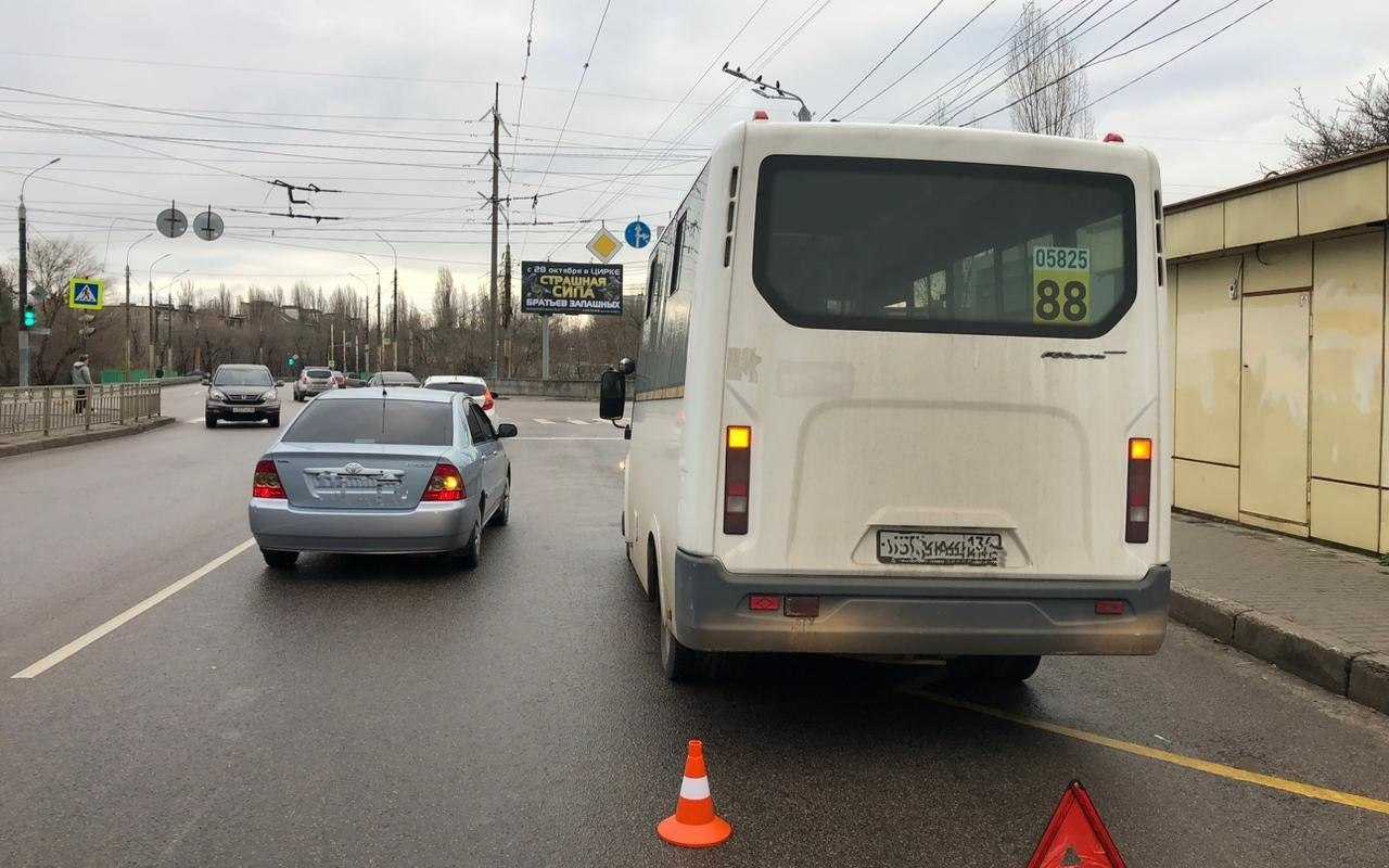 Маршрутка сбила переходившую дорогу пенсионерку в Воронеже | Горком36  новости Воронеж