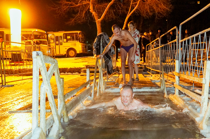 В Воронеже прошли массовые крещенские купания