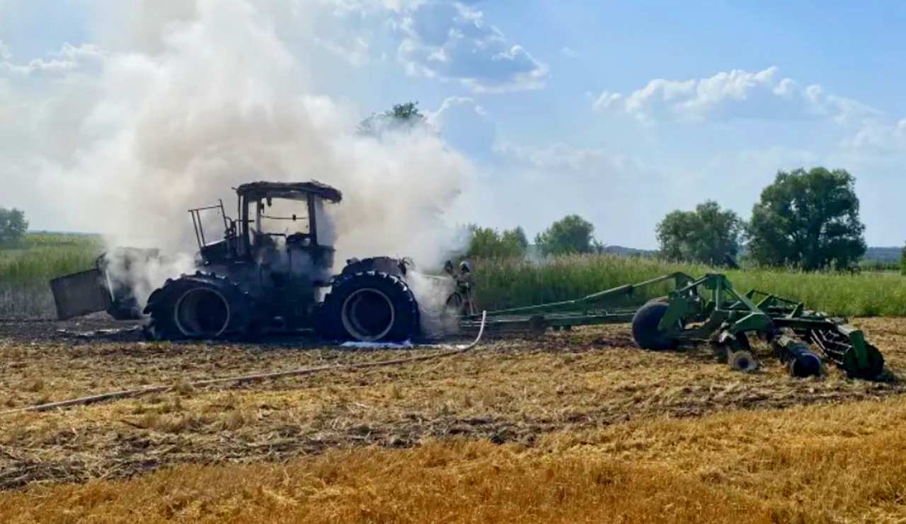 В воронежском селе Лосево трактор сгорел посреди поля