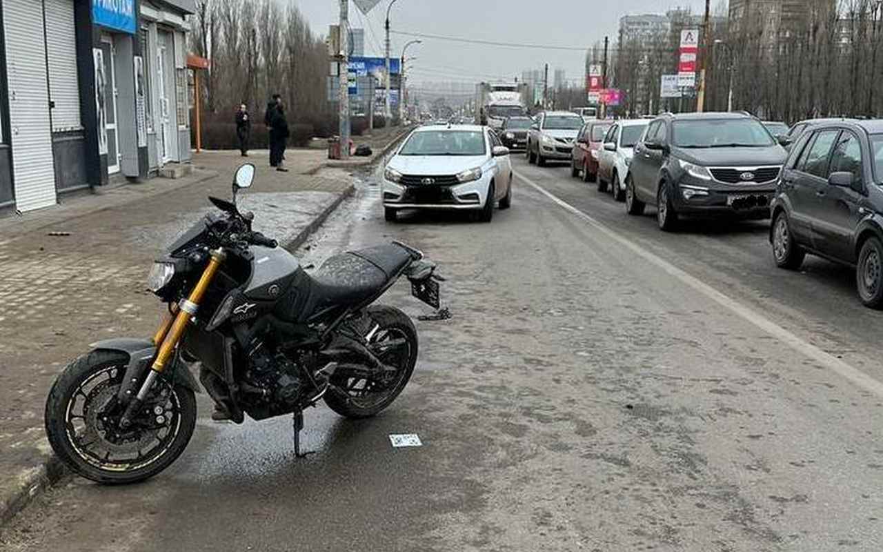 Молодого мотоциклиста сбила «Лада Веста» на улице Остужева в Воронеже