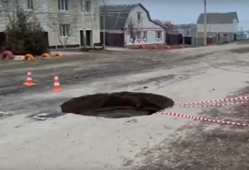 Новая огромная яма на дороге в воронежской Россоши не осталась без внимания властей 