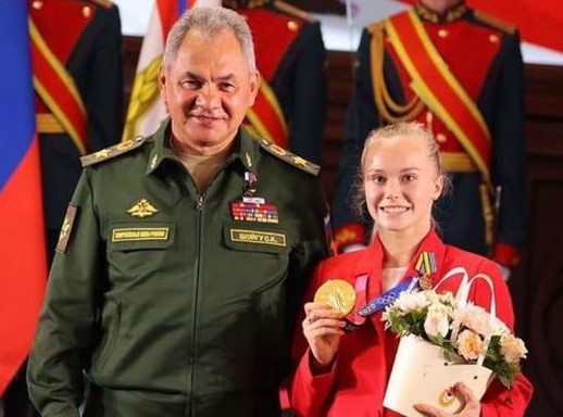 Министр обороны РФ вручил воронежской гимнастке Ангелине Мельниковой медаль