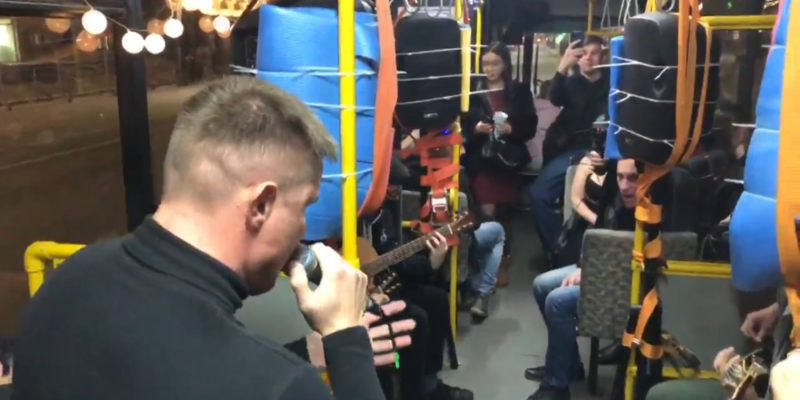 В локдаун в Воронеже устроили рок-концерт в маршрутке № 90