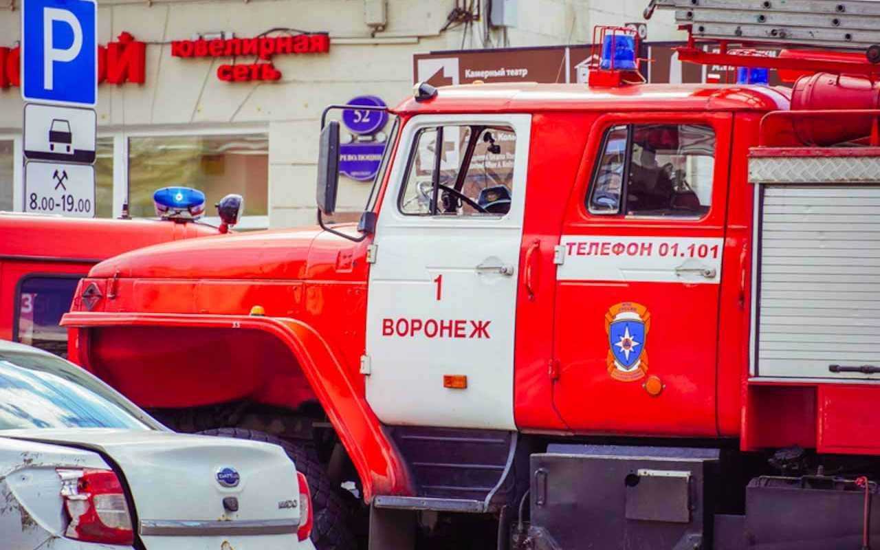 Два человека пострадали на пожаре в многоквартирном доме в Левобережном районе Воронежа