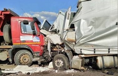Массовая авария в Воронежской области с пятью автомобилями на М-4 привела к одной смерти и двум травмированным