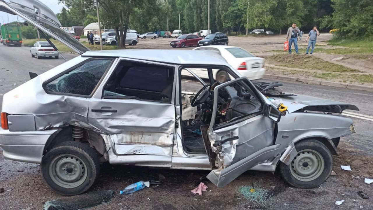 Массовая авария с 5 автомобилями произошла на Антонова-Овсеенко в Воронеже, пострадали двое
