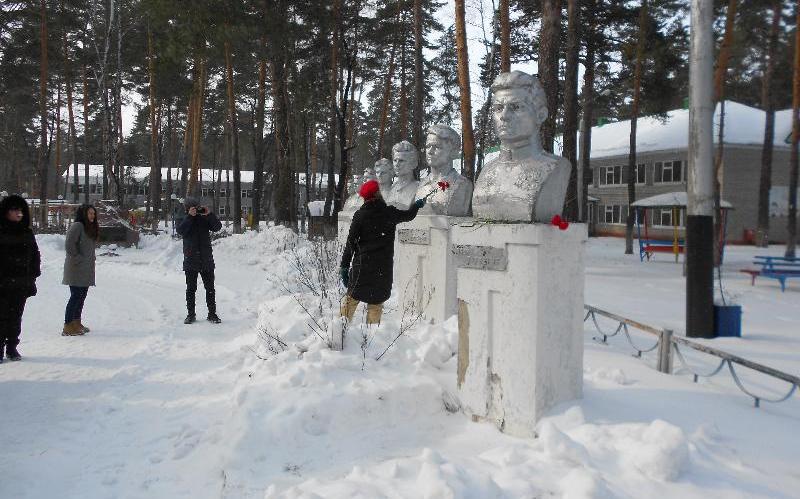 Минутой молчания: в Железнодорожном районе Воронежа почтили память героев-молодогвардейцев