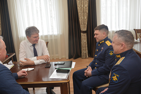 Спикер Воронежской гордумы встретился с легендарным экипажем Су-34 