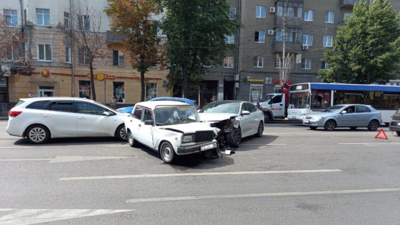 В аварии с 4 машинами в центре Воронежа пострадала пенсионерка