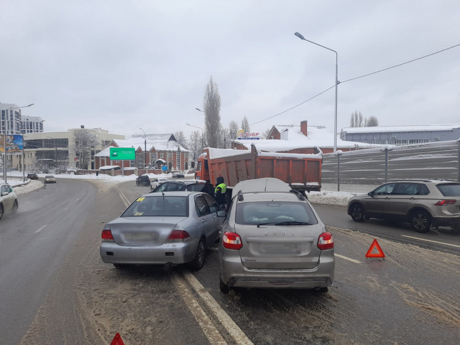 В Воронеже на виадуке на ул. 9 Января столкнулись 4 автомобиля
