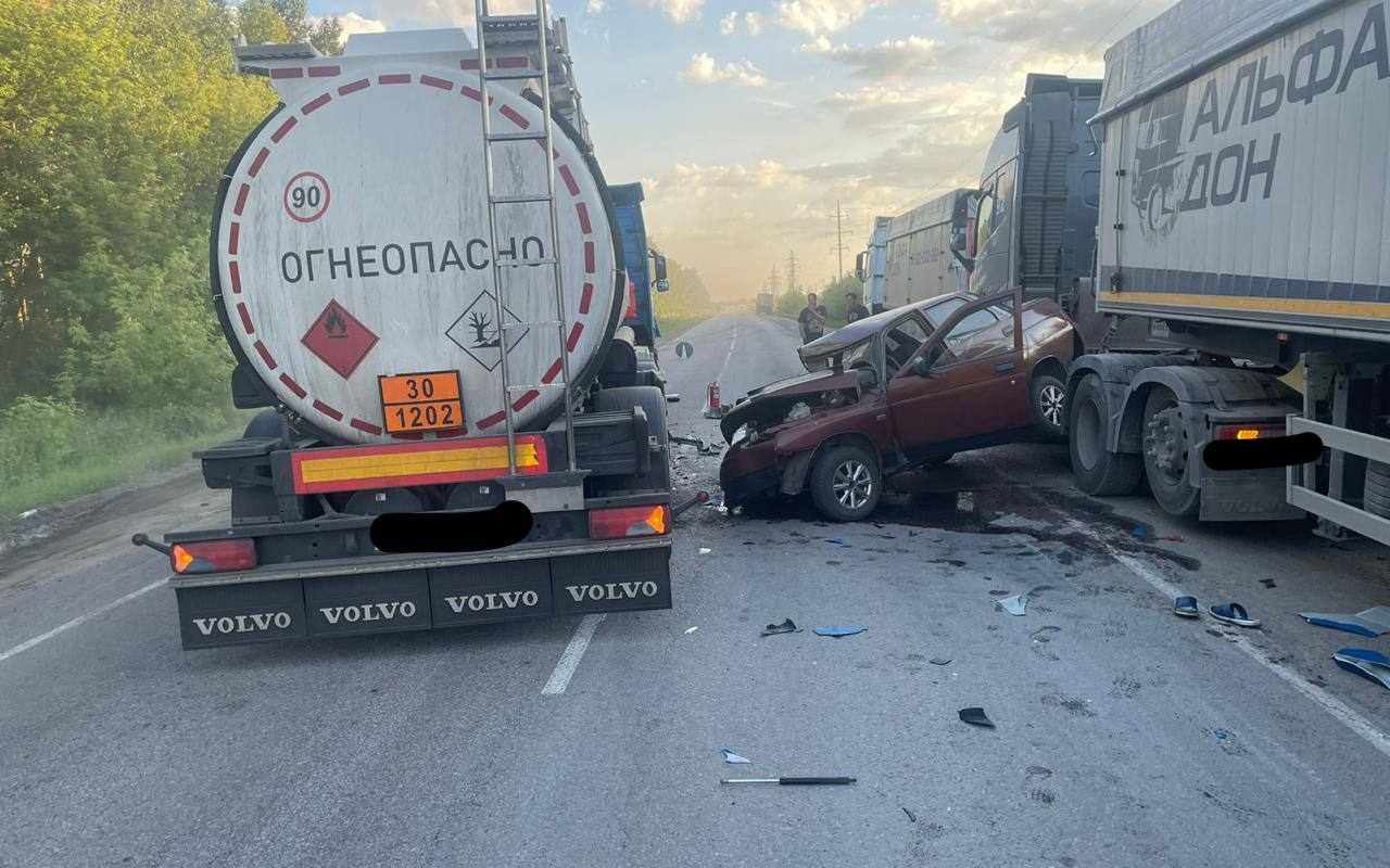 Водитель «десятки» пострадал в ДТП с автоцистерной под Воронежем
