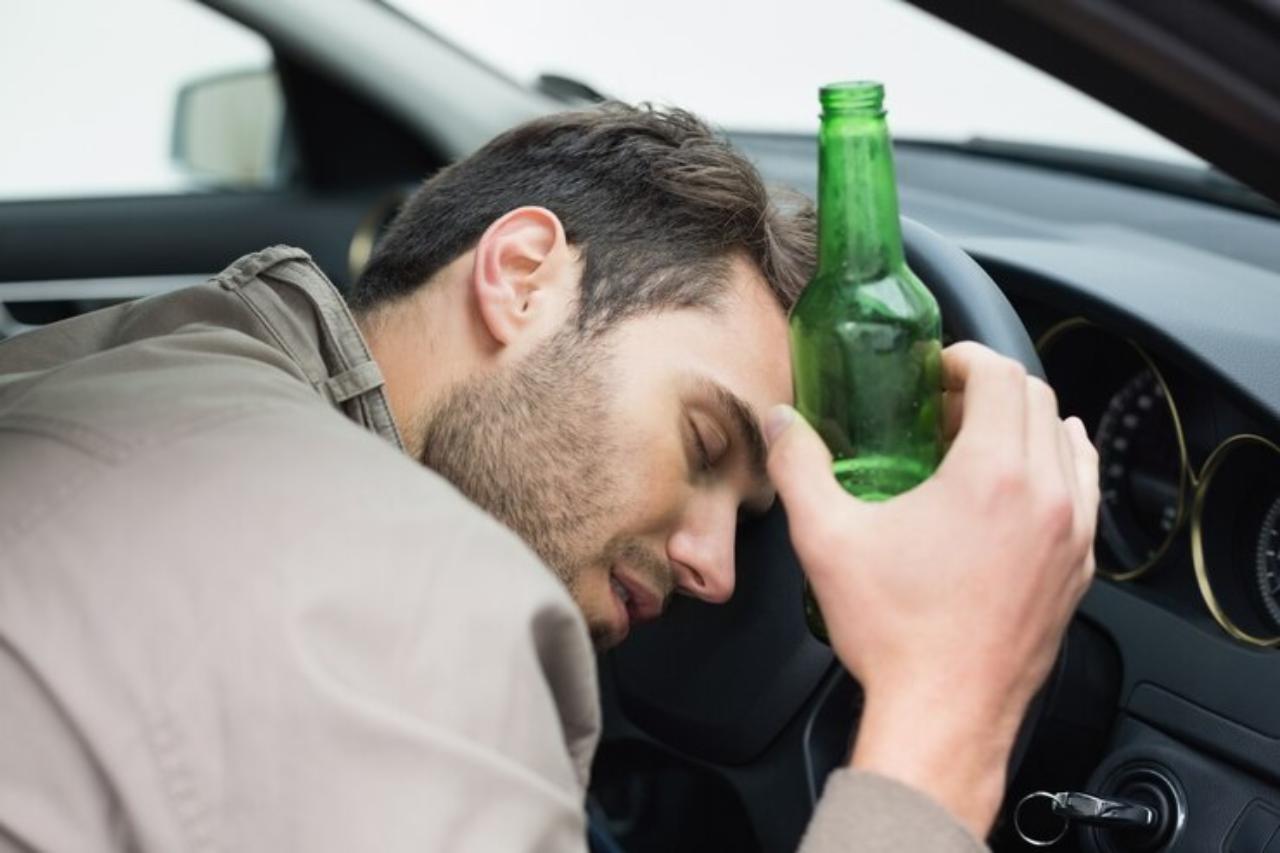 Водитель пьет за рулем. Состояние алкогольного опьянения. Человек в состоянии алкогольного опьянения. Алкогольное опьянение за рулем.