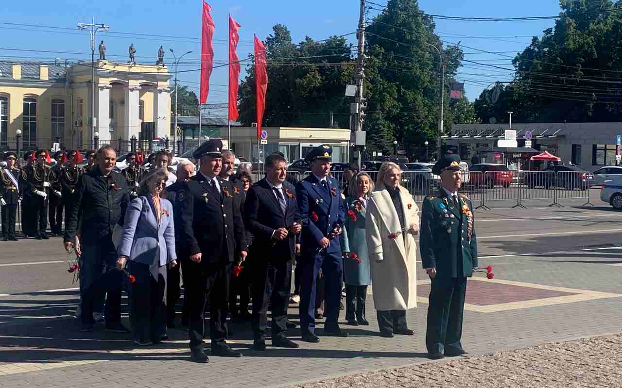 В Центральном районе прошла церемония возложения венков к памятнику Черняховскому