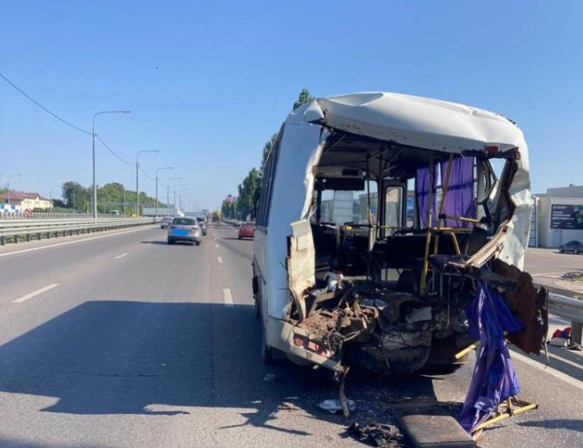 В МВД рассказали о 15 пострадавших в ДТП автоцистерны с автобусом под Воронежем