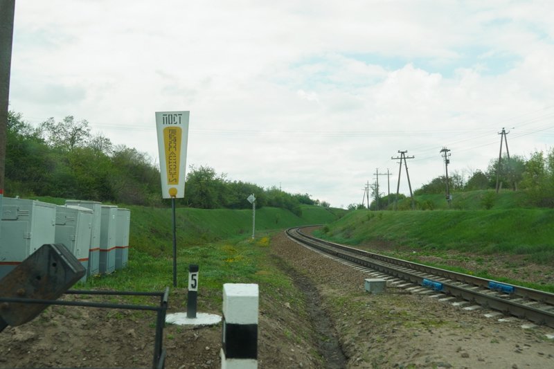 Грузовой поезд протаранил выехавший на пути КамАЗ в Воронежской области
