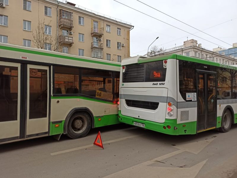 Центр Воронежа стал в пробке из-за не поделивших полосу автобусов