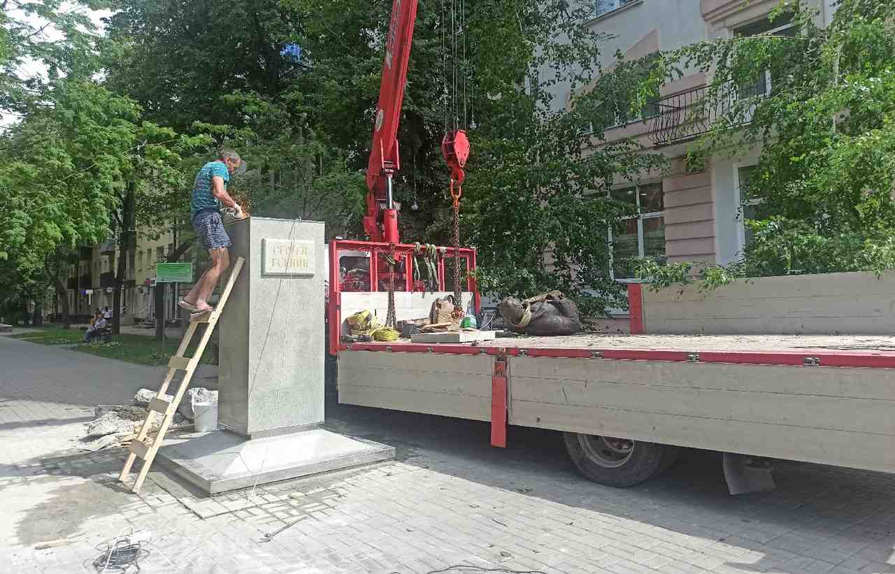 Памятник Сергею Есенину вернулся в Воронеже на место после серьёзного ремонта