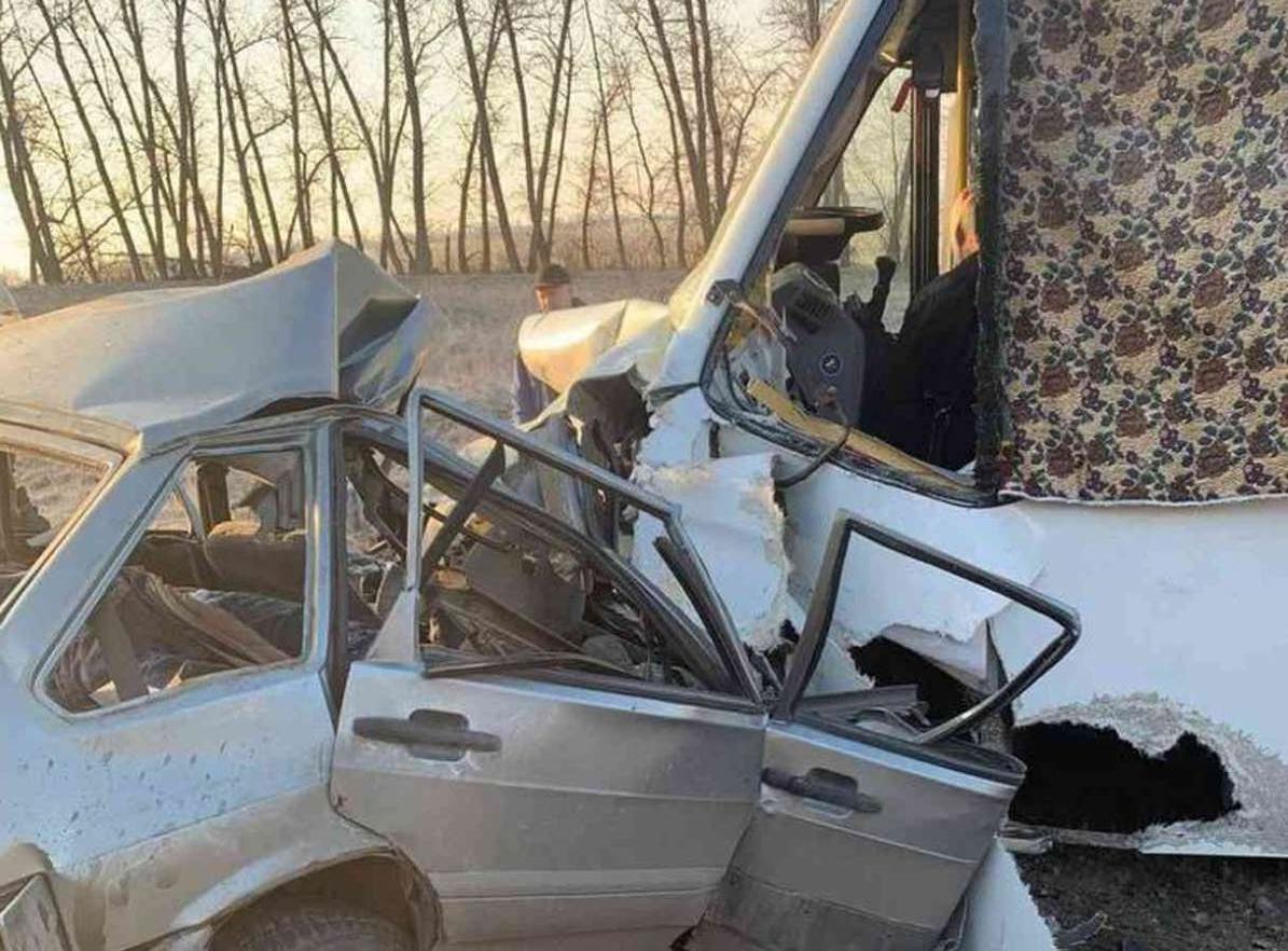 В Воронежской области в лобовом ДТП «Лады» и микроавтобуса 3 человека погибли и 6 получили ранения