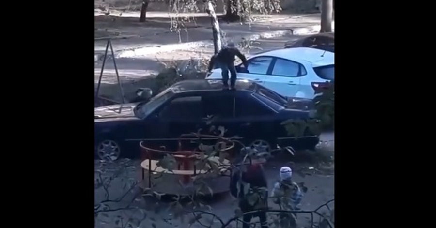 В Воронеже на видео попали дети, прыгающие по крыше «Мерседеса»