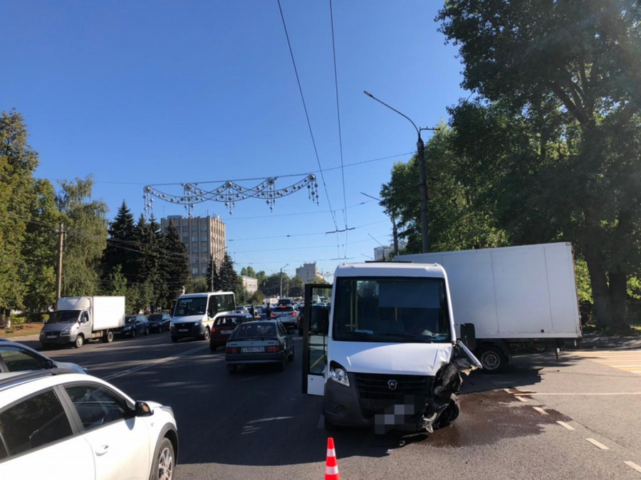 В Воронеже в ДТП с маршрутным автобусом пострадали двое пассажиров