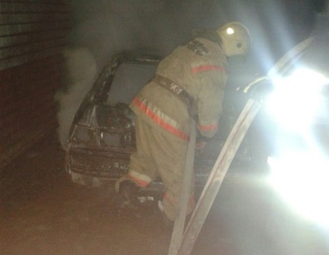 В Воронеже рано утром сгорели легковушка и бытовка