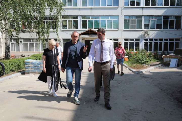 Мэр Воронежа осмотрел ход ремонта в лицее имени Киселёва
