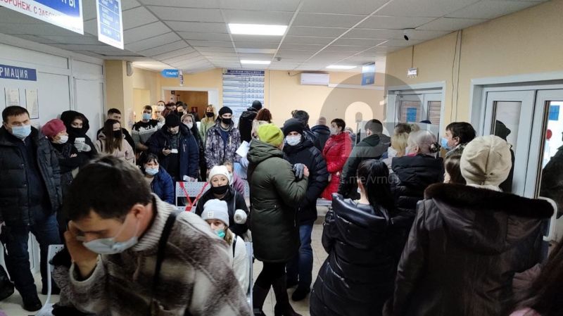 Воронежцы выстроились в очереди в поликлиниках при суточном приросте в 2 тысячи заразившихся COVID-19