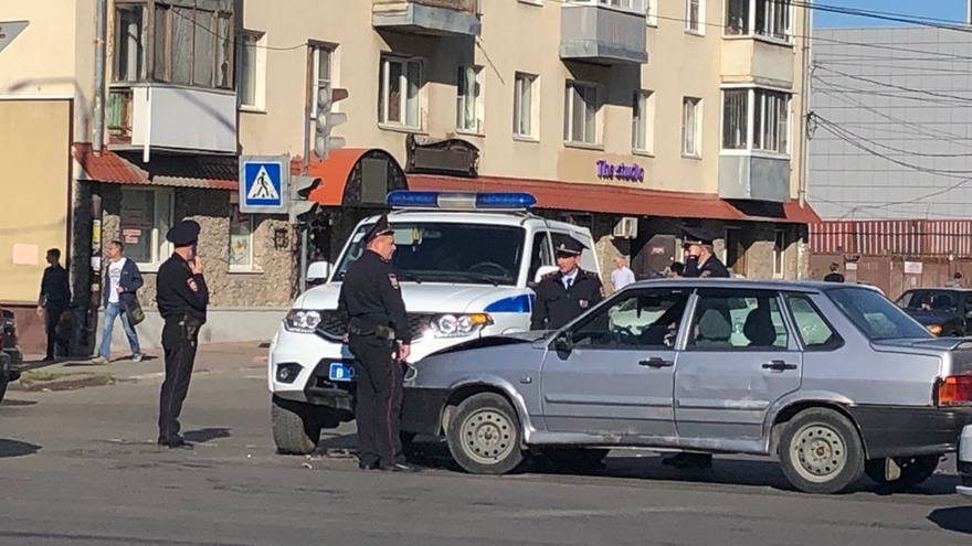 Полицейский УАЗ столкнулся с легковушкой в Воронеже