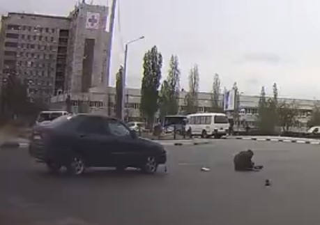 В кадр попал наезд иномарки на пешехода в Воронеже (ВИДЕО)