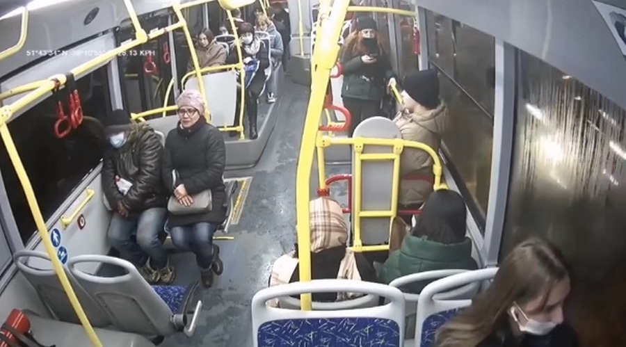 Воронежский маршрутчик, выгнавший пассажирку, перед увольнением выложил полную версию видео