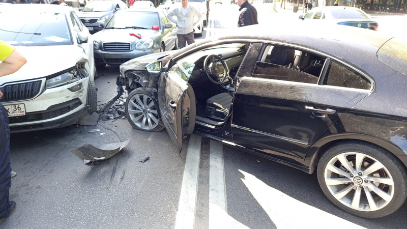 В Воронеже столкнулись три автомобиля