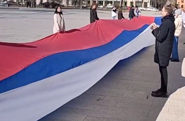 В Воронеже растянули 60-метровый флаг России в день присоединения Крыма